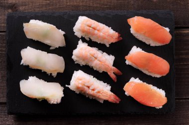 Japon suşi yemek seçim düz lay