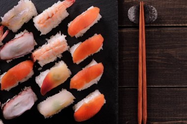 Japon suşi tabağı çubuklarla farklı çeşitli