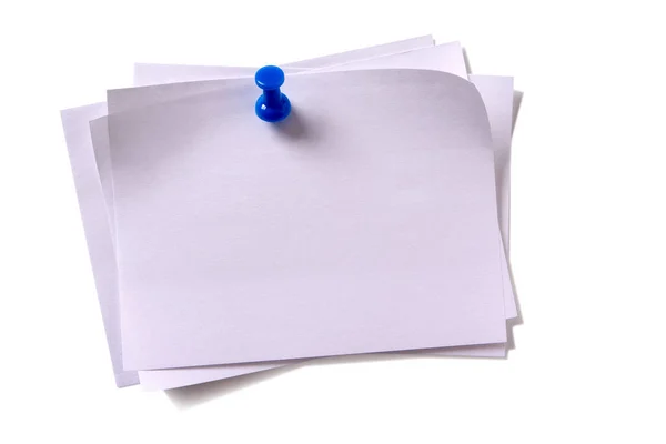 Birkaç düzensiz beyaz yapışkan post Not raptiye beyaz backg tutturulmuş — Stok fotoğraf