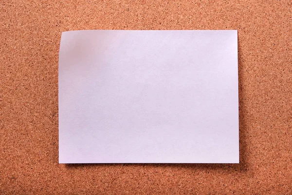 Bir düz beyaz yapışkan post Not cork arka plan — Stok fotoğraf