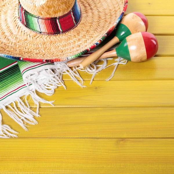 Mexico sombrero cinco de mayo wood background — Stock Photo, Image
