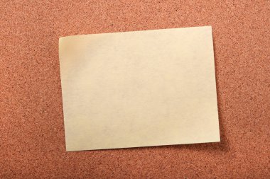 Bir sarı yapışkan post Not closeup cork arka plan