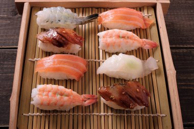 Paket servisi olan restoran kutusu tepsi karışık sushi