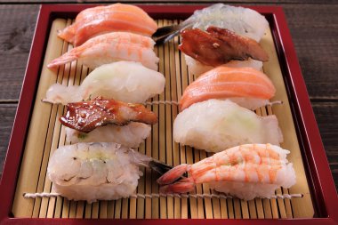 Suşi ürün yelpazesine kırmızı bambu tepsi