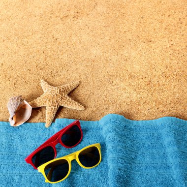 Güneş gözlüğü, havlu, deniz yıldızı ve deniz ile plaj arka plan sınırı
