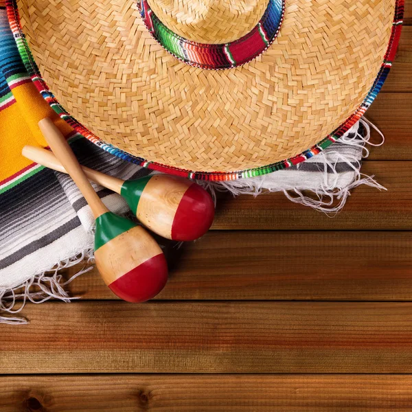 México cinco de mayo fundo de madeira sombrero mexicano — Fotografia de Stock