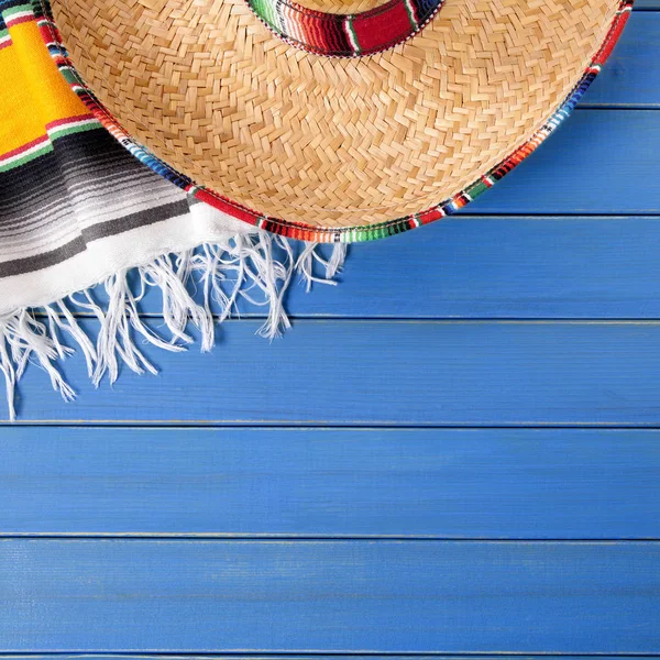 Mexico sombrero cinco de mayo wood background — стокове фото