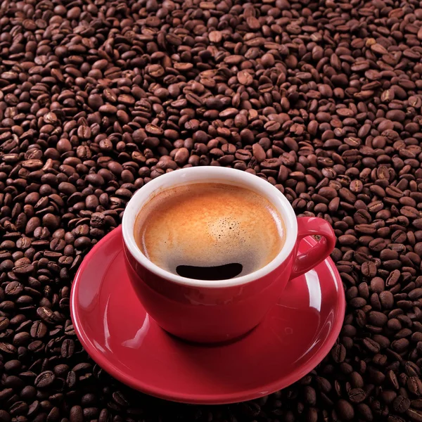 红咖啡杯咖啡焗豆背景 — 图库照片