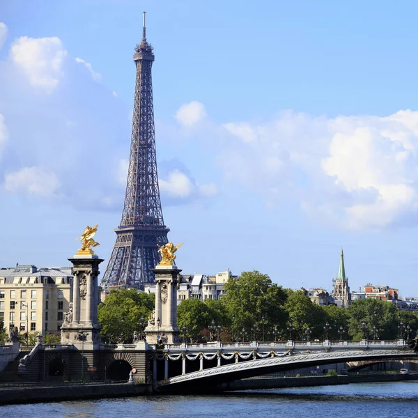 Torre Eiffel París río cerco puente formato cuadrado — Foto de Stock
