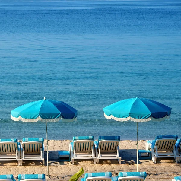 Format kwadratowy parasol leżaku beach resort — Zdjęcie stockowe
