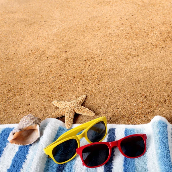 Spiaggia sfondo bordo occhiali da sole, asciugamano, stelle marine, conchiglia mq — Foto Stock