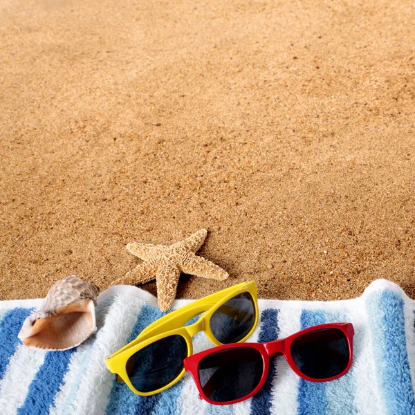 Gafas de sol de borde de fondo de playa, toalla, estrella de mar, concha cuadrada — Foto de Stock