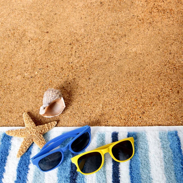 Gafas de sol de borde de fondo de playa, toalla, estrella de mar, concha cuadrada — Foto de Stock