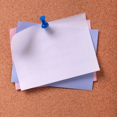 Çeşitli çeşitli renklerde yapışkan notlar cork arka plan sonrası.