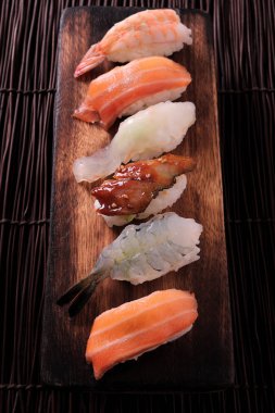 Suşi Japon yemekleri çeşitli plakalı ekran ahşap