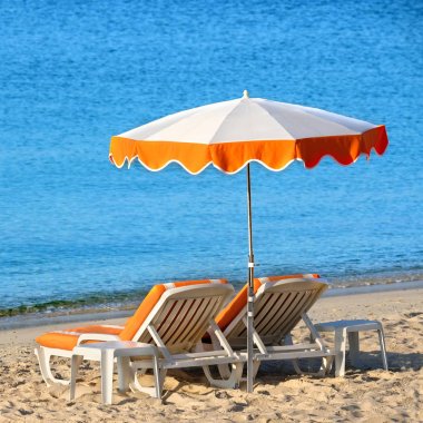 Yaz plaj sandalyeleri şemsiye Meydanı güneş