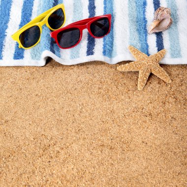Plaj arka plan sınır güneş gözlüğü, havlu, deniz yıldızı deniz kabuğu Squi