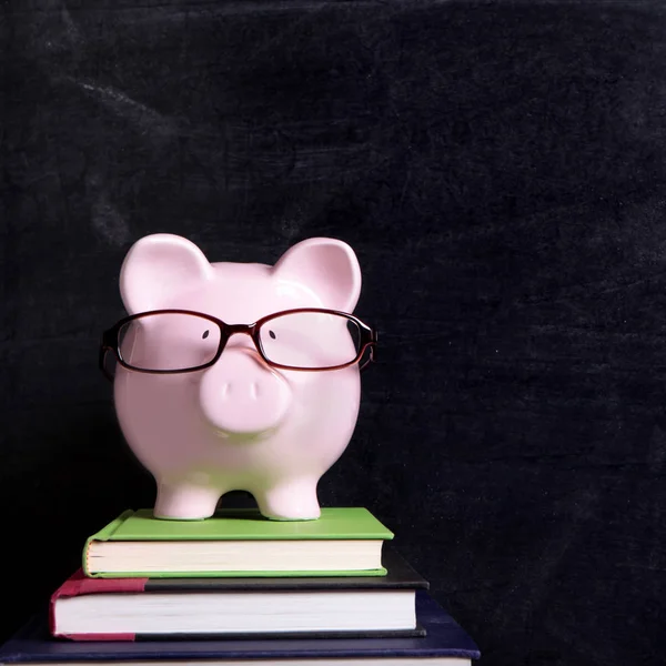 Piggy banco gafas pizarra —  Fotos de Stock