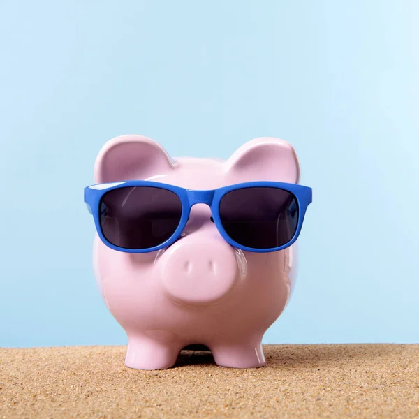 Pink Piggy Bank Plaża Podróż Wakacje Oszczędności Okulary — Zdjęcie stockowe