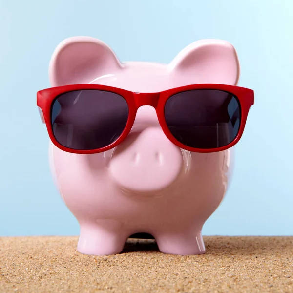 Pieniądze na podróż plaży Pink piggy bank — Zdjęcie stockowe