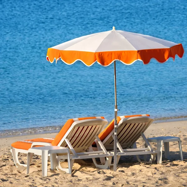 Chaises Plage Méditerranéennes Parasol Carré — Photo