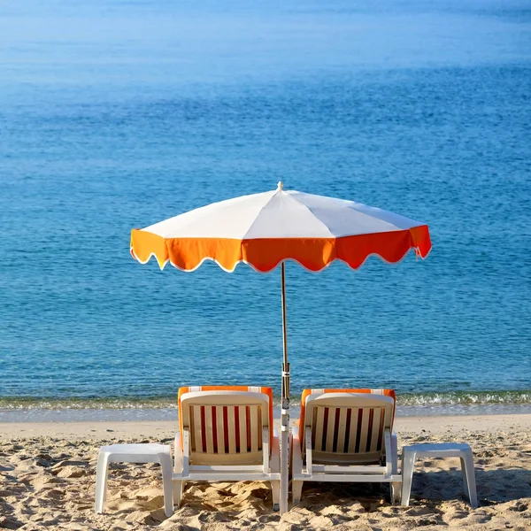 地中海沙滩椅太阳伞日光浴 — 图库照片