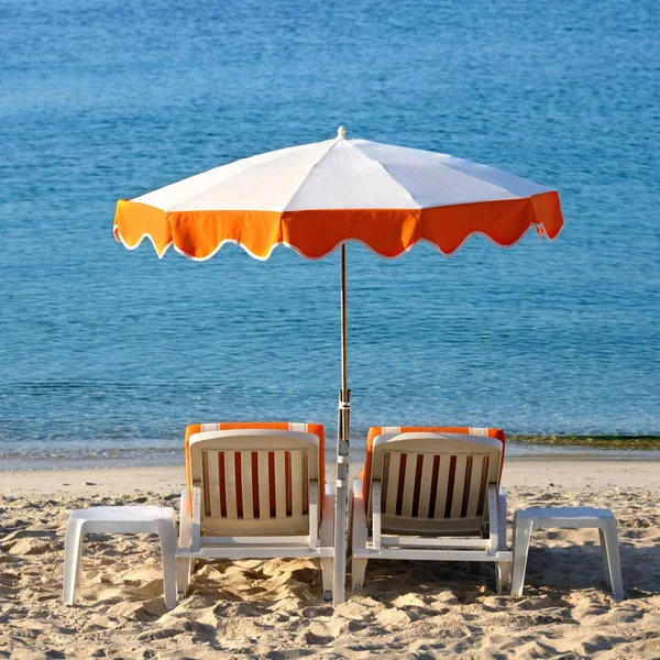 地中海沙滩椅太阳伞方形格式 — 图库照片