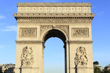 Görkemli Arc de Triomphe Paris'in merkezinde sıcak geç öğleden sonra ışık boğulmuş.