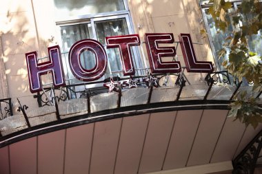 Eski otel girişinde işaret Paris'te