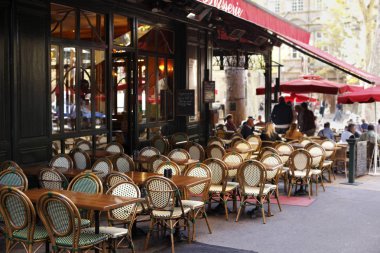 Masa ve sandalye sokakta düzenlenen Paris tipik Cafe sahne.  