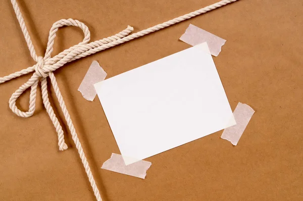 Braune Papierverpackung mit unordentlichem Etikett — Stockfoto