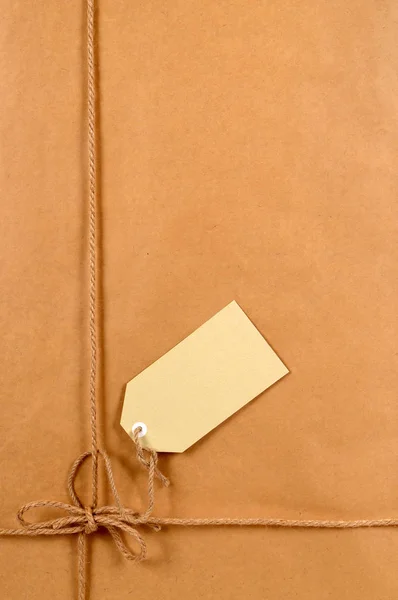 Confezione di carta marrone con etichetta — Foto Stock