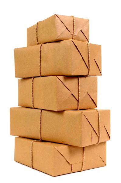 Pilha alta de pacotes de papel marrom — Fotografia de Stock