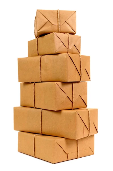Pilha alta de pacotes de papel marrom — Fotografia de Stock