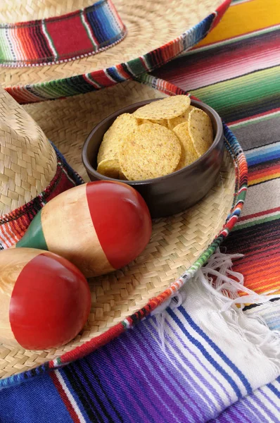 Sombreros mexican cu maracas și chipsuri de tortilla — Fotografie, imagine de stoc