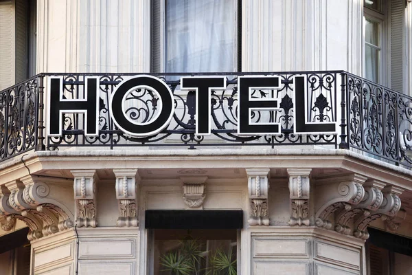 Hotel entrance sign in Paris — Stock Photo, Image
