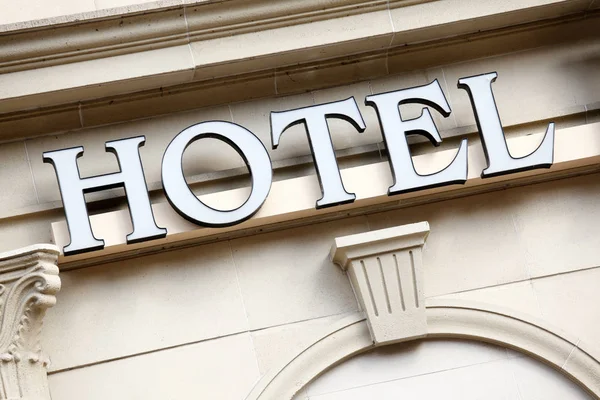 Taş otel giriş işareti beyaz — Stok fotoğraf