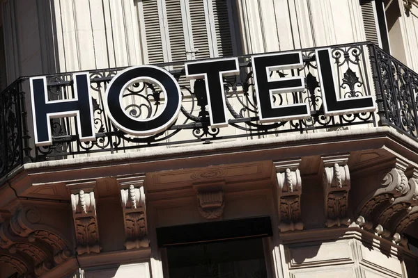 Hotel entrance sign in Paris — Stock Photo, Image