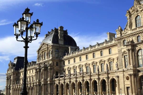 Arquitetura renascentista no Museu do Louvre, Paris — Fotografia de Stock