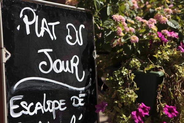 Restaurant in Frankreich mit Menü — Stockfoto