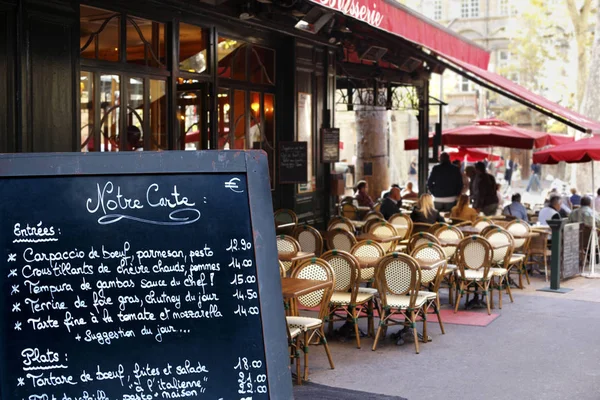 Tipica Scena Caffè Parigi Con Tavoli Sedie Disposte Strada — Foto Stock