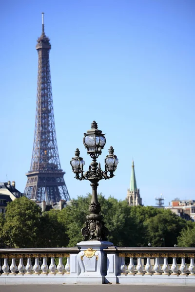Farola renacentista con Torre Eiffel — Foto de Stock