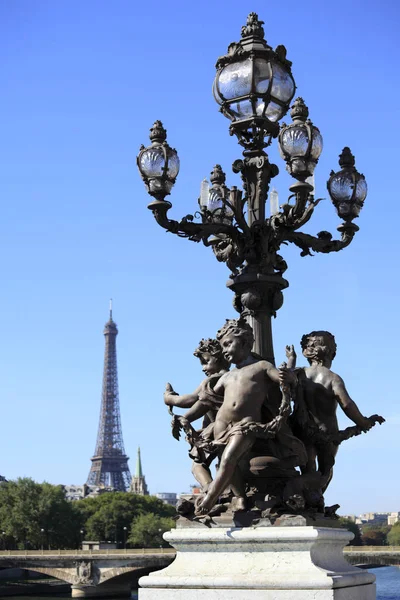 Farola renacentista con Torre Eiffel — Foto de Stock