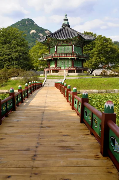 Korean palace pagoda — Stock Photo, Image