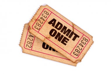 Beyaz bir arka plan üzerinde iki eski yırtık sinema bileti.