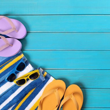 Plaj sahne çizgili havlu, güneş gözlüğü, flip flop