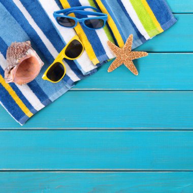 Çizgili havlu, güneş gözlüğü, deniz yıldızı ve seashell Beach sahne 