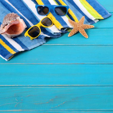 Çizgili havlu, güneş gözlüğü, deniz yıldızı ve seashell Beach sahne 