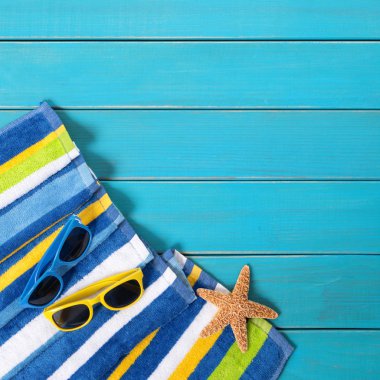Çizgili havlu, güneş gözlüğü, deniz yıldızı ve seashell Beach sahne 