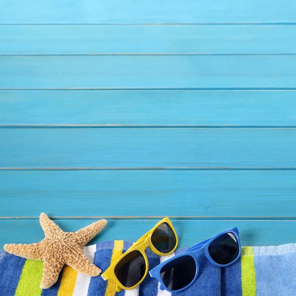Strandrand Szene Mit Gestreiftem Handtuch Sonnenbrille Und Seesternen — Stockfoto